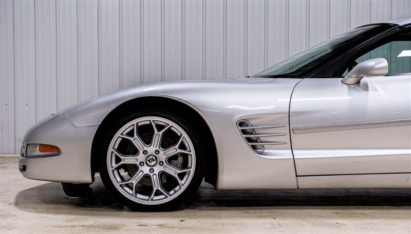 Used 2002 Chevrolet Corvette Coupe w/ Preferred Equipment Group1 RWD image 3