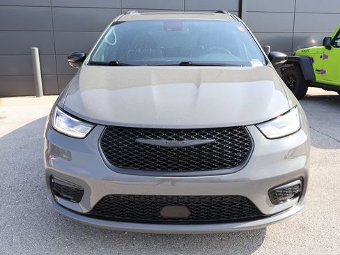 Used 2025 Chrysler Pacifica Limited FWD image 7