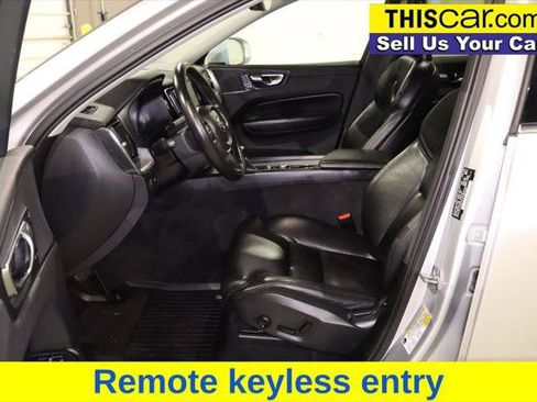 Used 2019 Volvo XC60 T5 Momentum w/ Premium Package FWD image 21