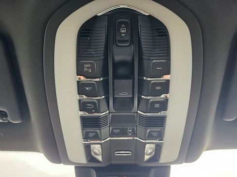 Used 2021 Porsche Macan AWD/4WD image 31