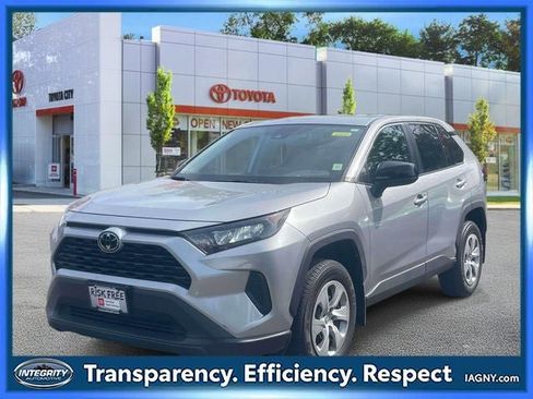 Used 2022 Toyota RAV4 LE AWD/4WD image 4