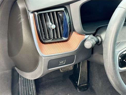 Used 2023 Volvo XC60 B6 Ultimate image 11