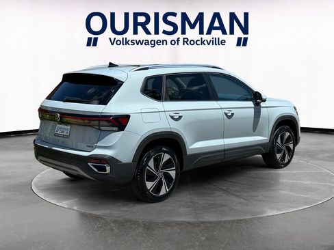 Used 2025 Volkswagen Taos SE w/ Panoramic Sunroof Package AWD/4WD image 6