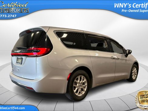 Used 2023 Chrysler Pacifica Touring-L FWD image 6