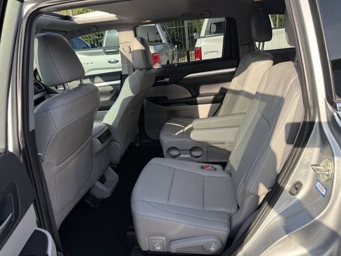 Used 2019 Toyota Highlander XLE FWD image 13