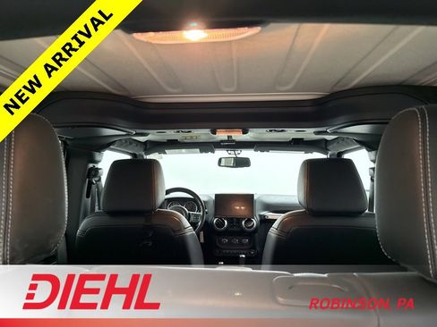 Used 2018 Jeep Wrangler Unlimited Rubicon w/ Connectivity Group image 9