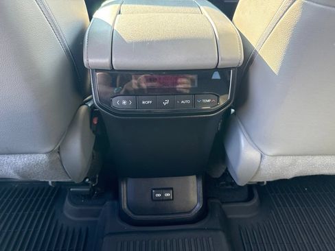 Used 2022 Toyota Highlander XLE AWD/4WD image 16