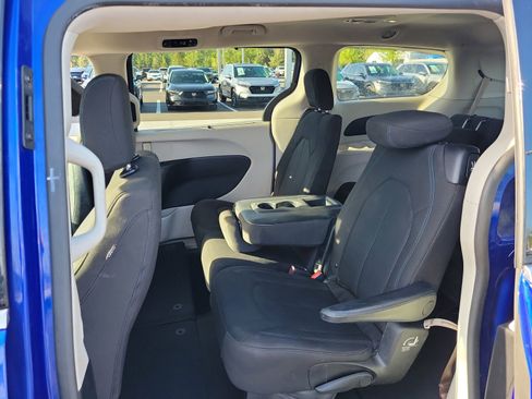 Used 2021 Chrysler Pacifica Touring FWD image 27