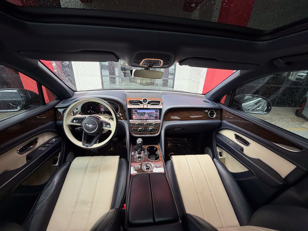 Used 2021 Bentley Bentayga AWD/4WD image 29