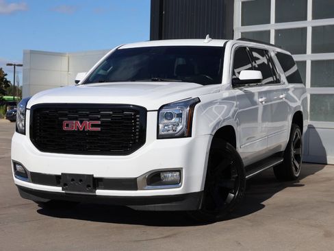 Used 2020 GMC Yukon XL SLT w/ Premium Edition image 3