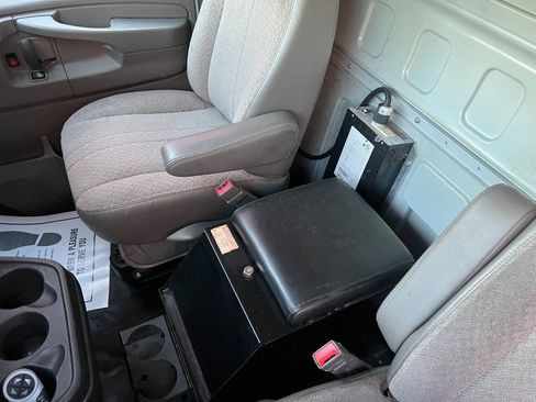 Used 2015 Chevrolet Express 2500 RWD image 33