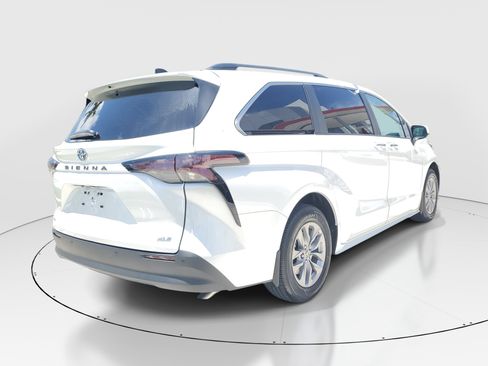 Certified 2025 Toyota Sienna XLE FWD image 6