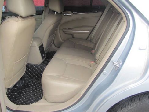 Used 2013 Chrysler 300 RWD image 13