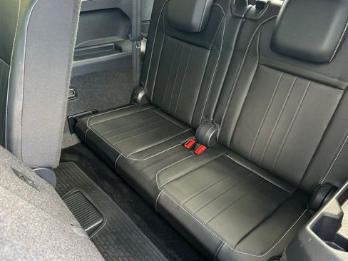 Used 2023 Volkswagen Tiguan SE w/ Panoramic Sunroof Package image 15