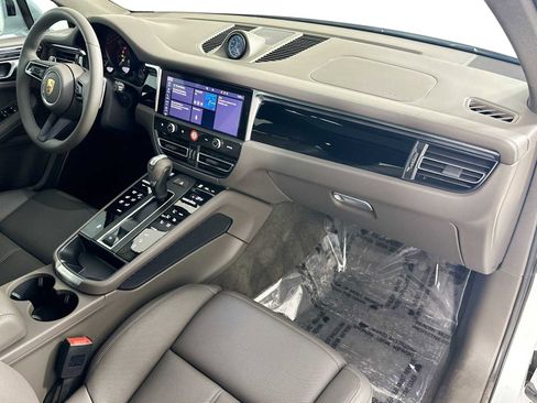 Certified 2025 Porsche Macan image 30