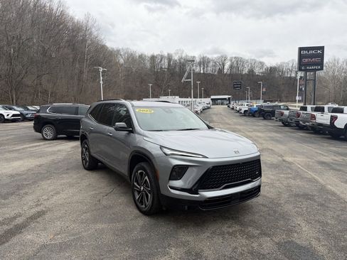 Used 2025 Buick Enclave Sport Touring w/ LPO, All-Weather Package image 9