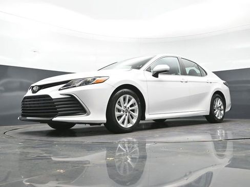 Used 2024 Toyota Camry LE FWD image 38
