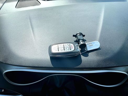 Used 2024 Chrysler Pacifica Touring-L FWD image 12