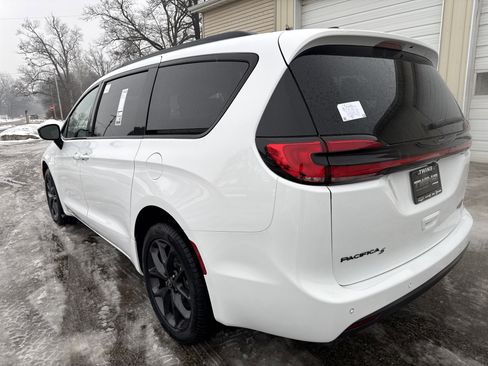 New 2026 Chrysler Pacifica Limited image 9