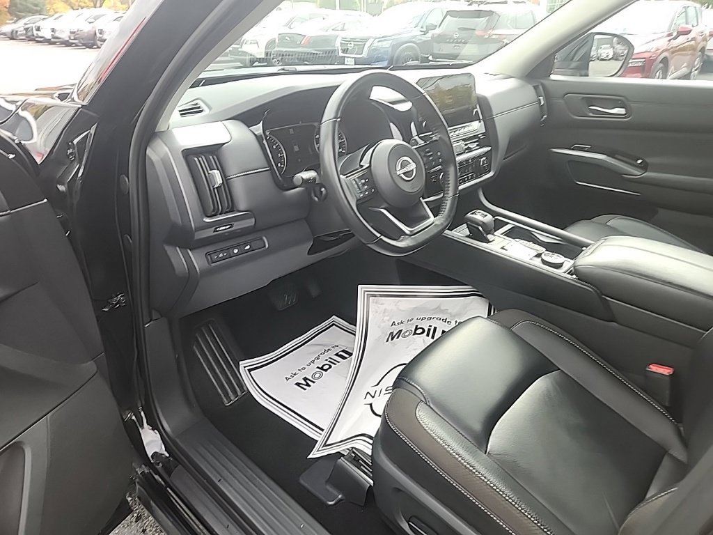 Used 2025 Nissan Pathfinder SL AWD/4WD image 13