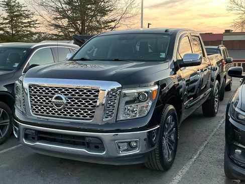 Used 2018 Nissan Titan SL image 2