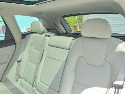 Used 2019 Volvo XC60 T6 Momentum w/ Multimedia Package image 16