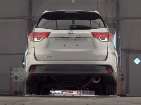 Used 2018 Toyota Highlander XLE AWD/4WD image 3