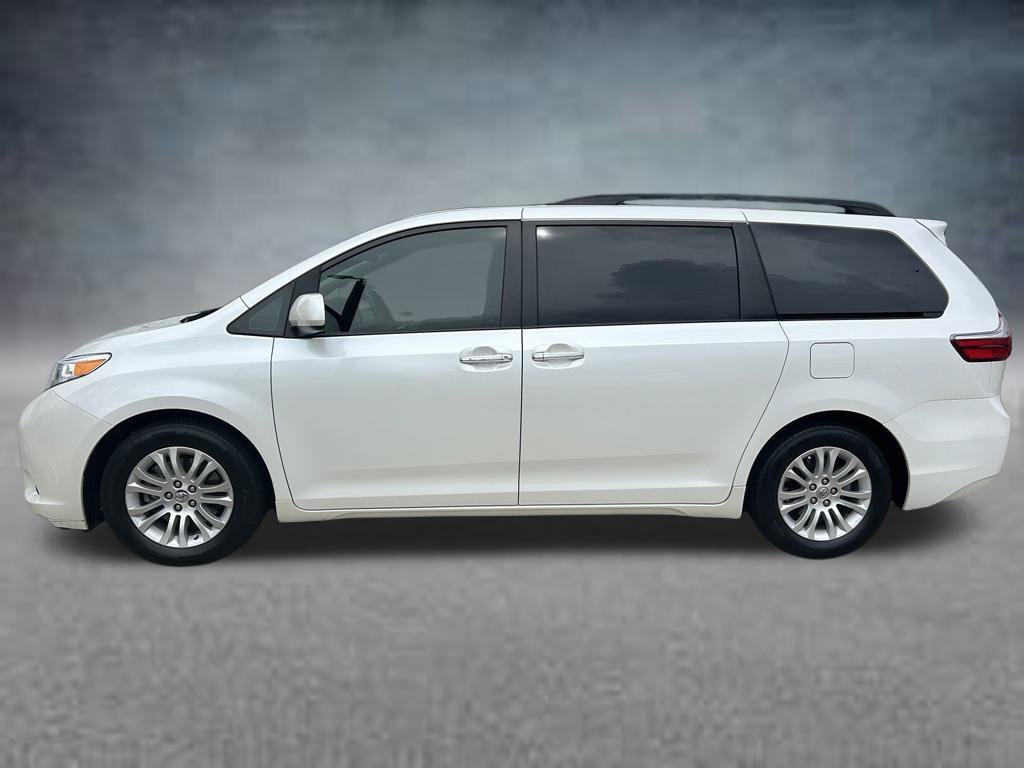 Used 2016 Toyota Sienna XLE FWD image 3