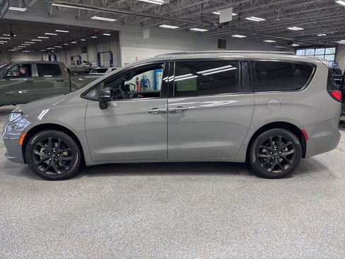 Used 2025 Chrysler Pacifica Limited image 4