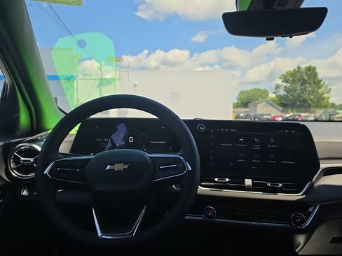 New 2026 Chevrolet Equinox LT w/ Convenience Package II AWD/4WD image 12