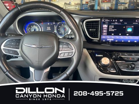 Used 2022 Chrysler Pacifica Touring-L FWD image 16