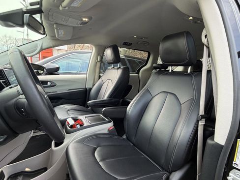 Used 2024 Chrysler Pacifica Touring-L image 7