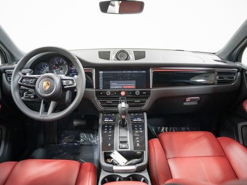 Used 2024 Porsche Macan image 11