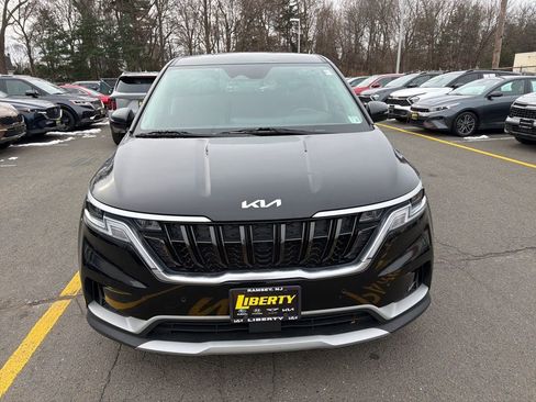 Used 2022 Kia Carnival EX image 2