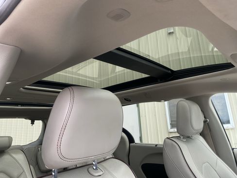 Used 2020 Chrysler Pacifica Limited image 5