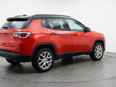 Used 2025 Jeep Compass Limited image 9