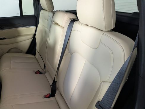 New 2025 Jeep Grand Cherokee Limited image 12