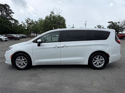 Used 2023 Chrysler Pacifica Touring-L FWD image 27