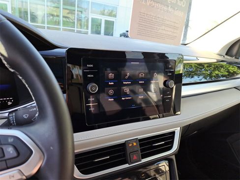 Certified 2025 Volkswagen Taos SE w/ Panoramic Sunroof Package image 22