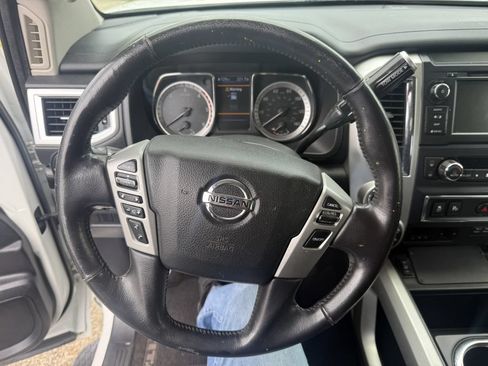 Used 2019 Nissan Titan SV w/ SV Convenience Package AWD/4WD image 9