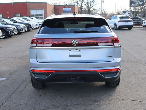 Used 2024 Volkswagen Atlas Cross Sport SE w/ Panoramic Sunroof Package image 6