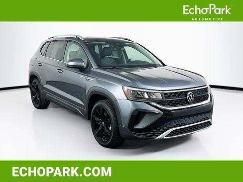 Used 2023 Volkswagen Taos SE w/ Panoramic Sunroof Package image 1
