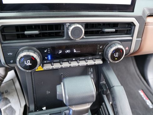 Used 2025 Toyota 4Runner Limited AWD/4WD image 25