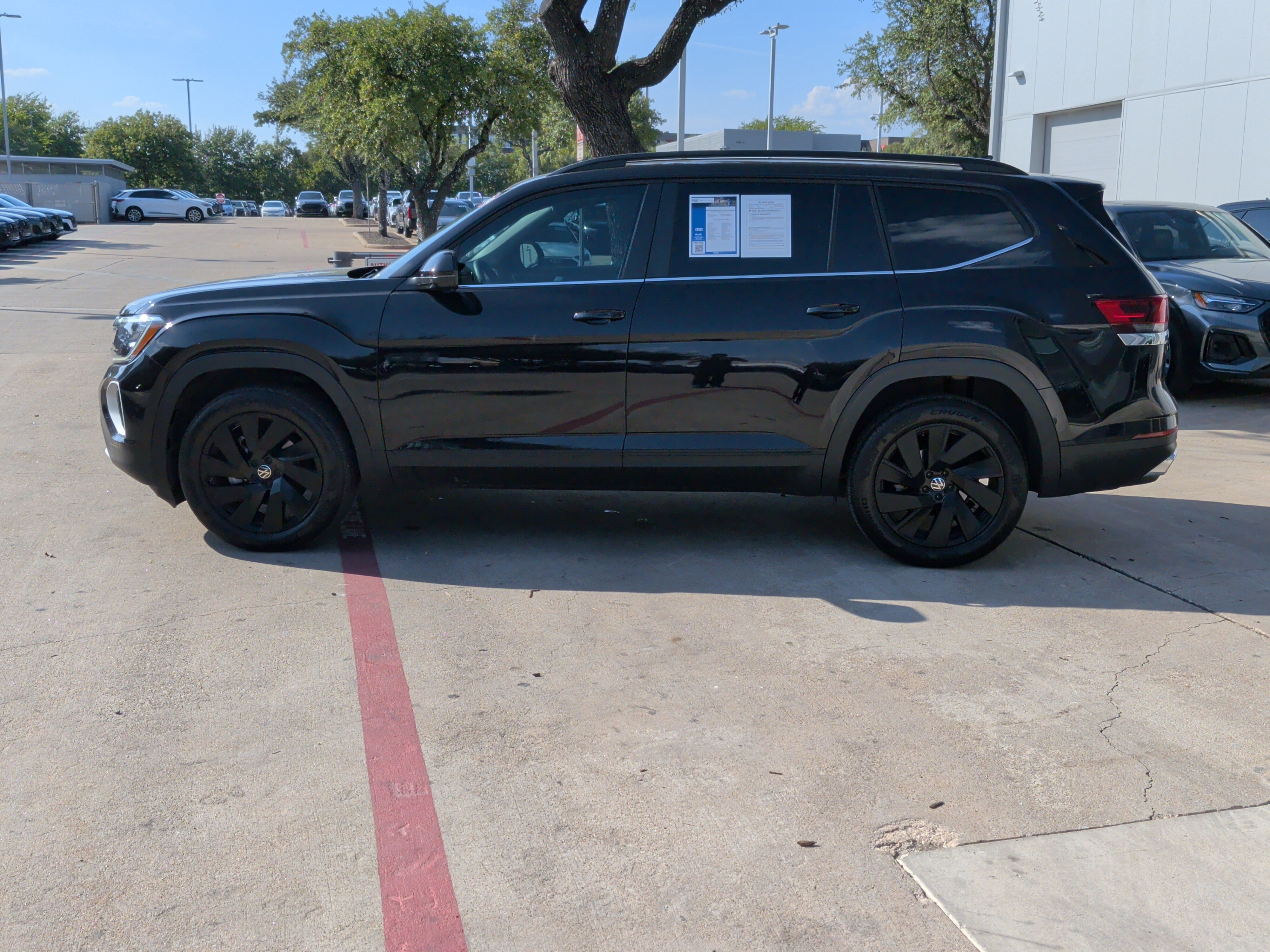 Used 2024 Volkswagen Atlas SE w/ Black Wheel Package FWD image 7