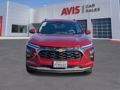 Used 2025 Chevrolet Trax LT w/ LT Convenience Package image 2