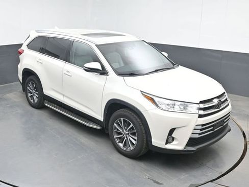 Used 2019 Toyota Highlander XLE w/ Carpet Mat Package (TMS) AWD/4WD image 19