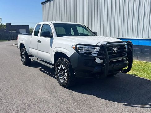 Used 2017 Toyota Tacoma SR AWD/4WD image 3