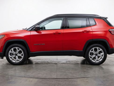 Used 2025 Jeep Compass Latitude AWD/4WD image 5