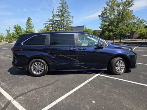 Used 2024 Toyota Sienna LE AWD/4WD image 22