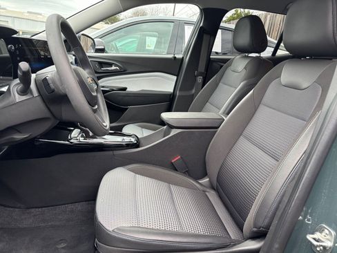 Used 2025 Chevrolet Trax LT image 21